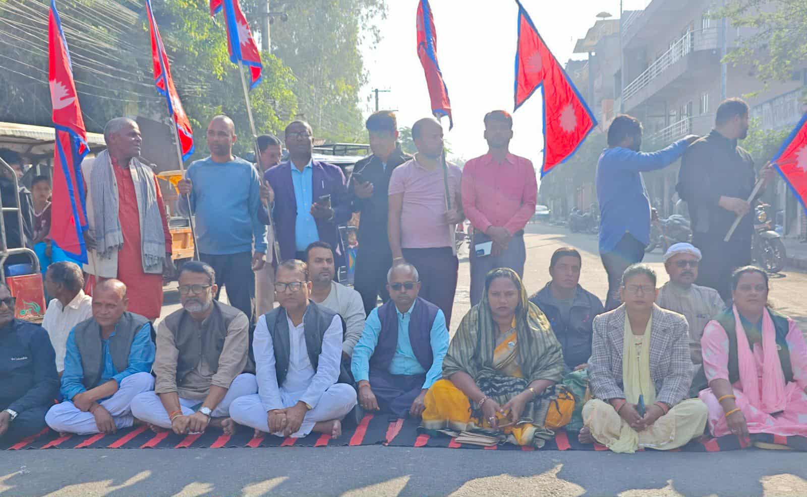 मधेश भवन अगाडि सातौं दिन पनि सांसदहरु धर्नामा