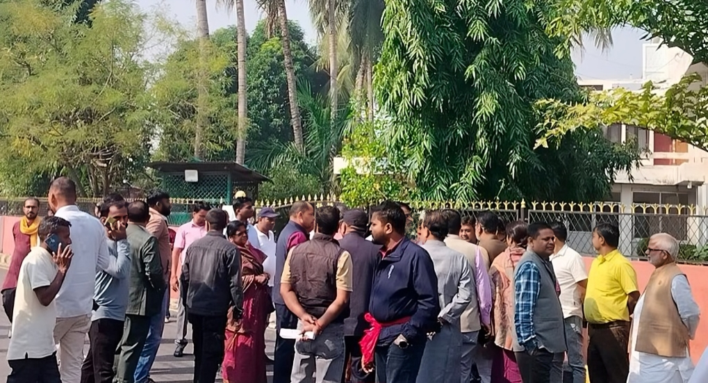 मधेस प्रदेश : मुख्यमन्त्री कार्यालयमा ताला, कर्मचारी कुटिए