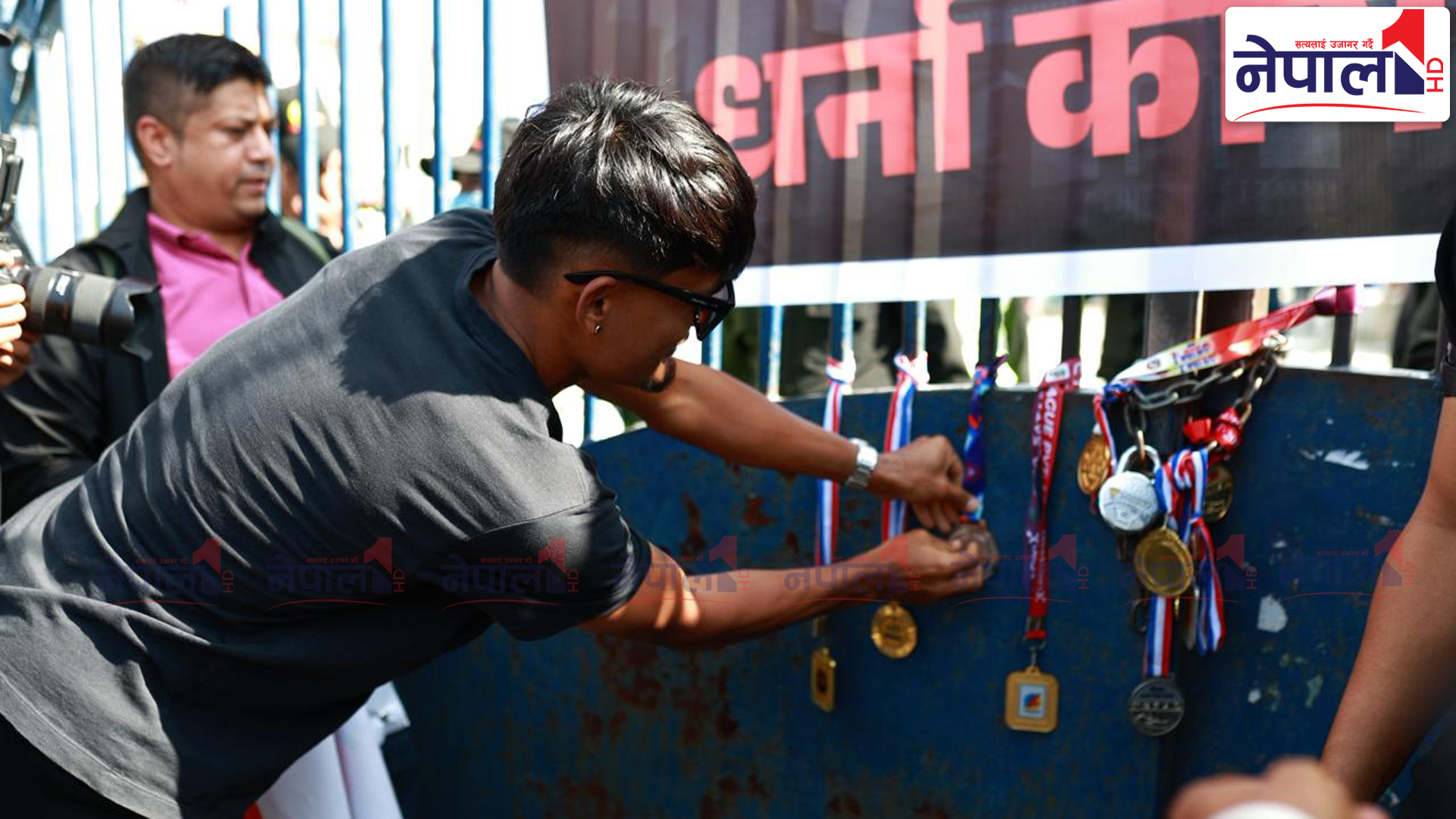 खेलाडीहरुले एन्फा गेटमै झुण्ड्याई दिए मेडल (तस्वीरहरु)