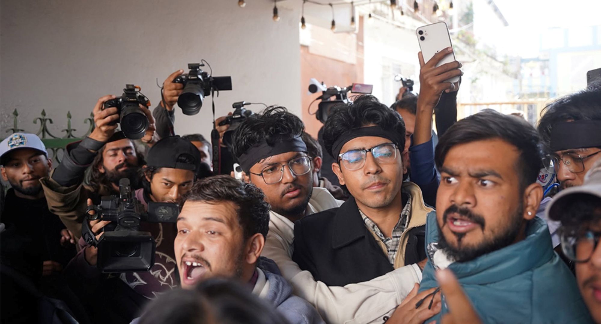 सिंहदरबार गेटबाटै निकालिएका मिराज समूहले कालोपट्टी बाँधेर थाल्यो प्रदर्शन