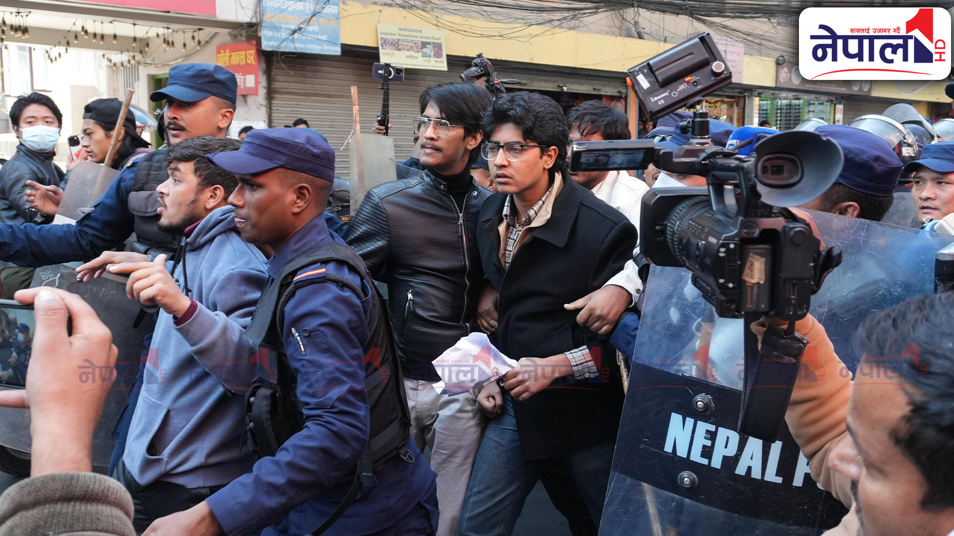 सिंहदरबार छिर्न खोज्दा मिराज ढुंगाना समूहको जेनजीलाई प्रहरीले हटायो (तस्वीरहरु)