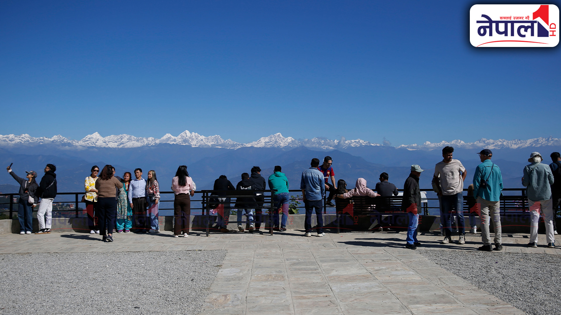 नगरकोटबाट हिमाल हेर्दै मानिसहरू (तस्बिरहरु)