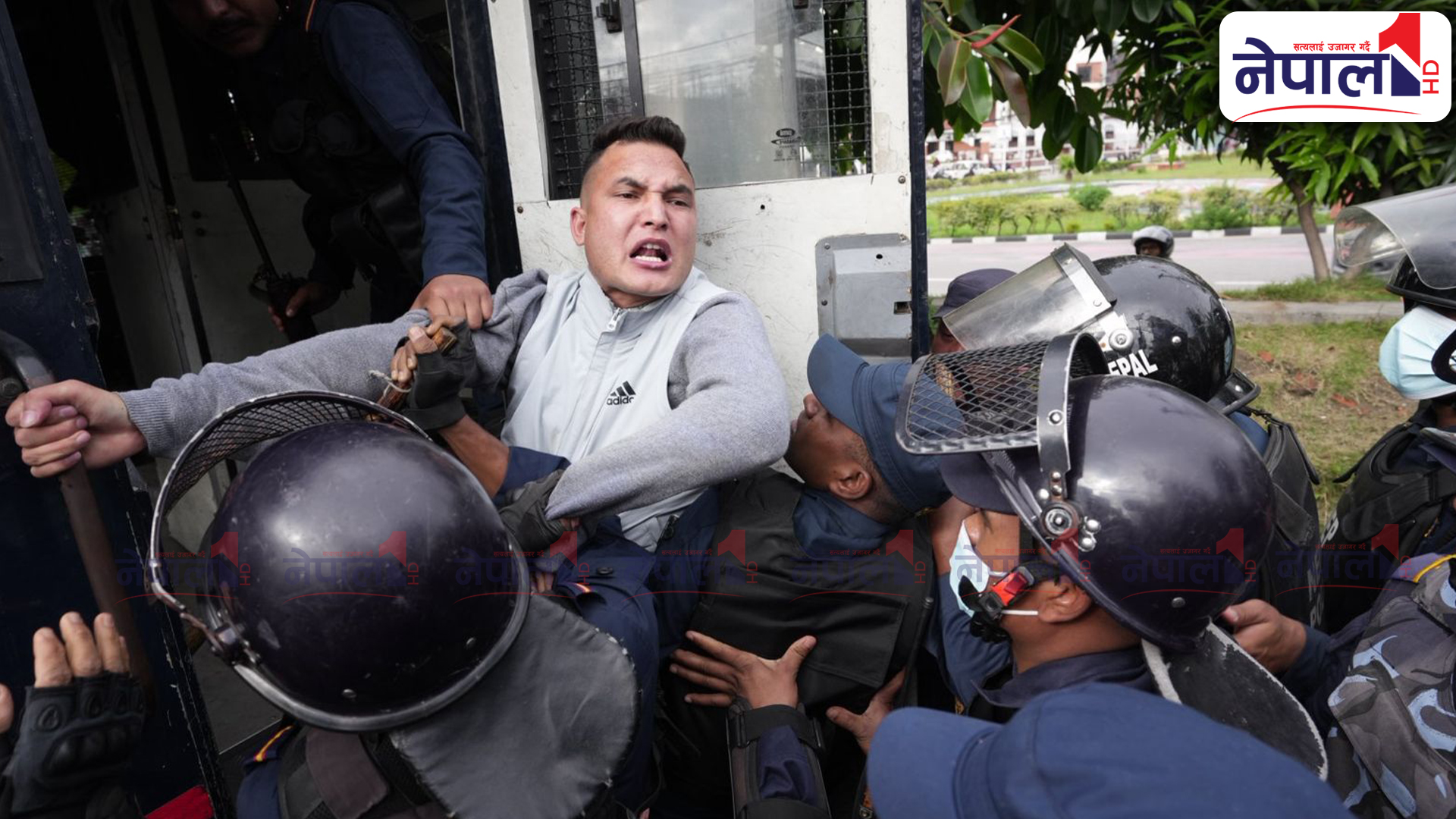 निकोलसको आह्वानमा प्रदर्शन गर्न माइतीघर पुगेका युवा धमाधम पक्राउ {तस्वीरहरु}