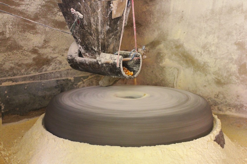 लोप भए पानीघट्ट