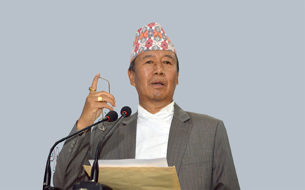 कोशी प्रदेश प्रमुख खापुङ समक्ष निर्वाचन आयोगको प्रतिवेदन पेस