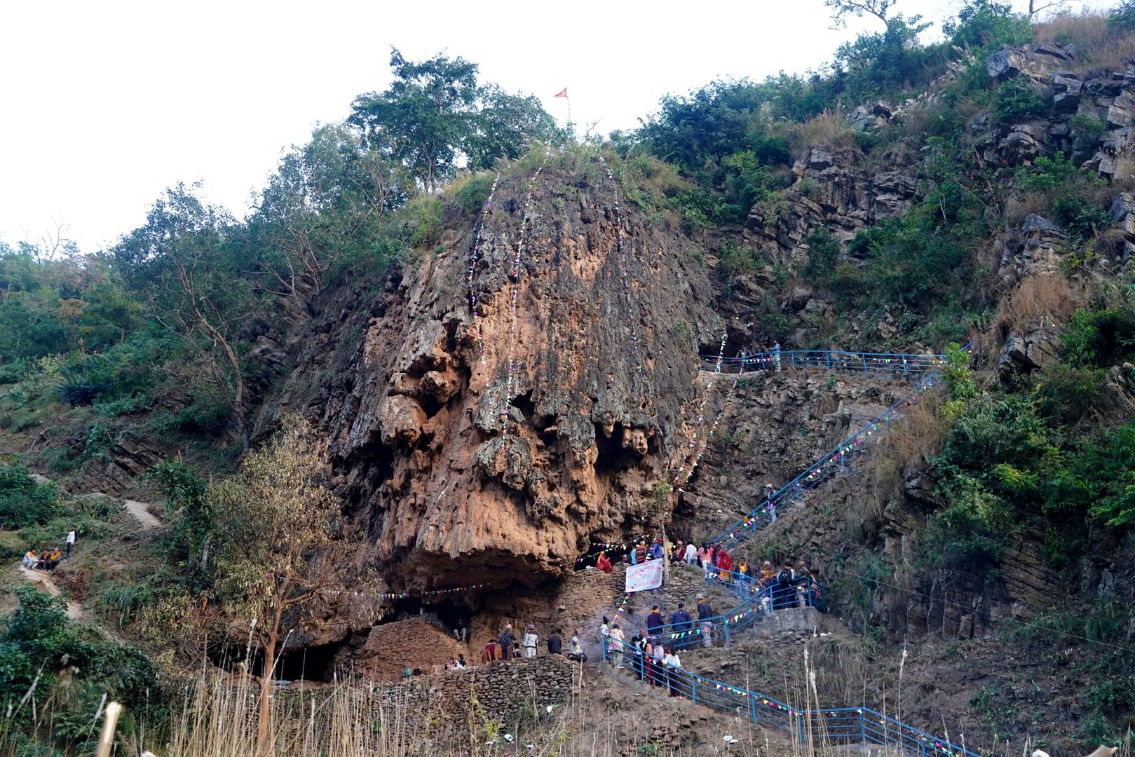 प्रचारप्रसारको अभावले ओझेलमा पर्दै हतुवागढीको ‘महादेव थान’