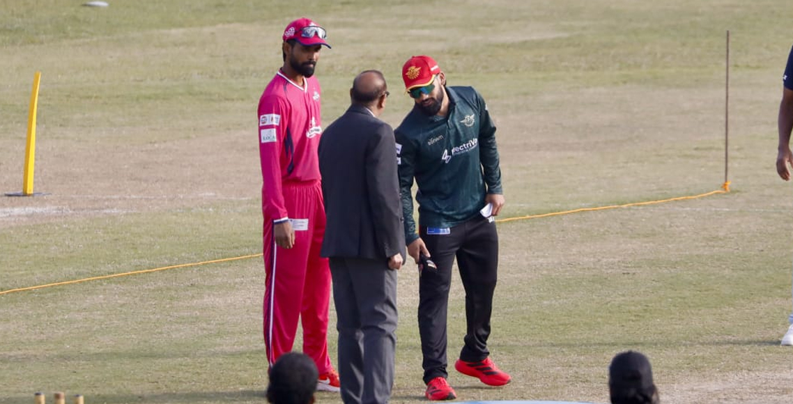 पोखराले टस जितेर जनकपुरविरुद्ध ब्याटिङ गर्दै