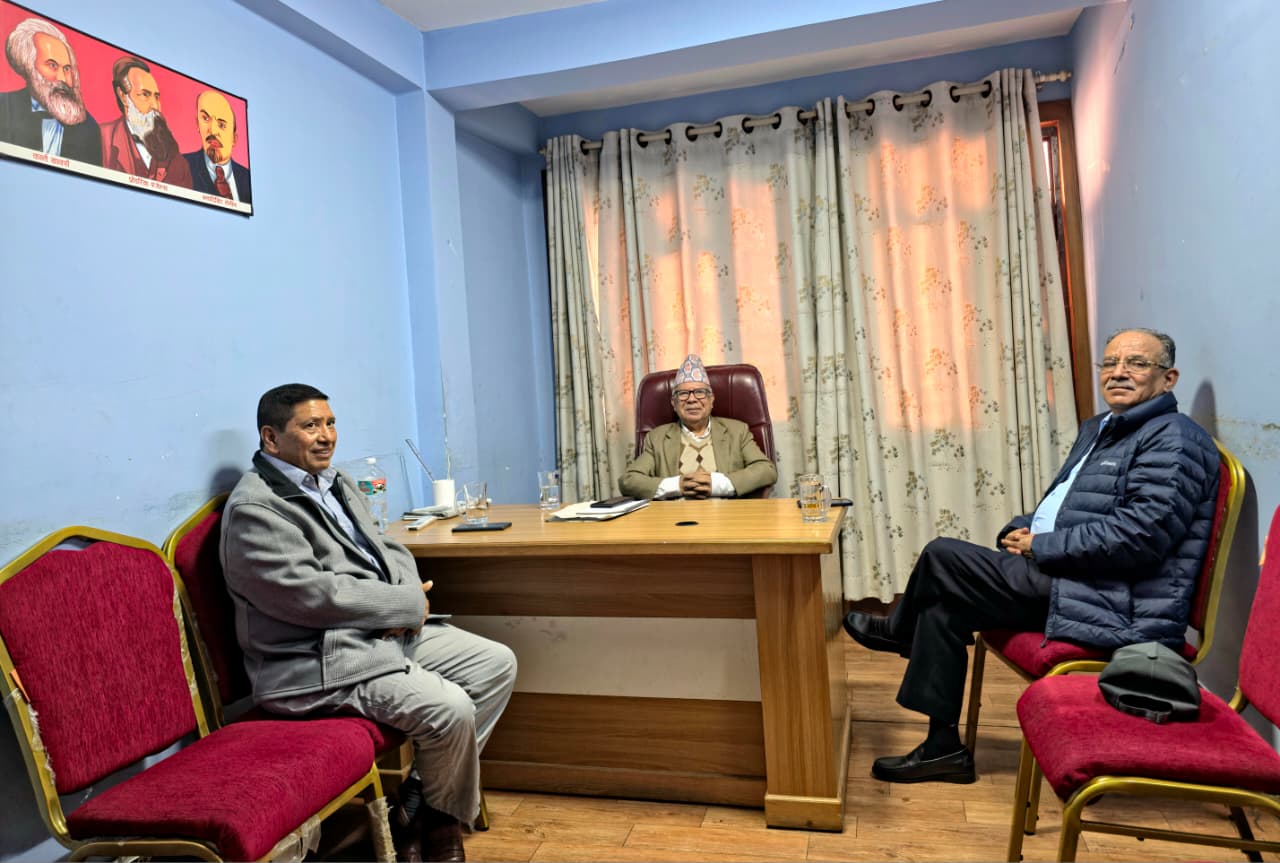 माधव नेपाल भेट्न नारायणकाजीसहित आलोकनगर पुगे प्रचण्ड