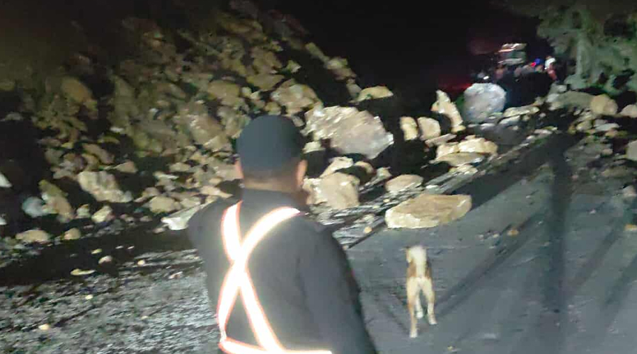 पहिरोले अवरुद्ध भएको पृथ्वीराजमार्ग दुईतर्फी खुल्यो