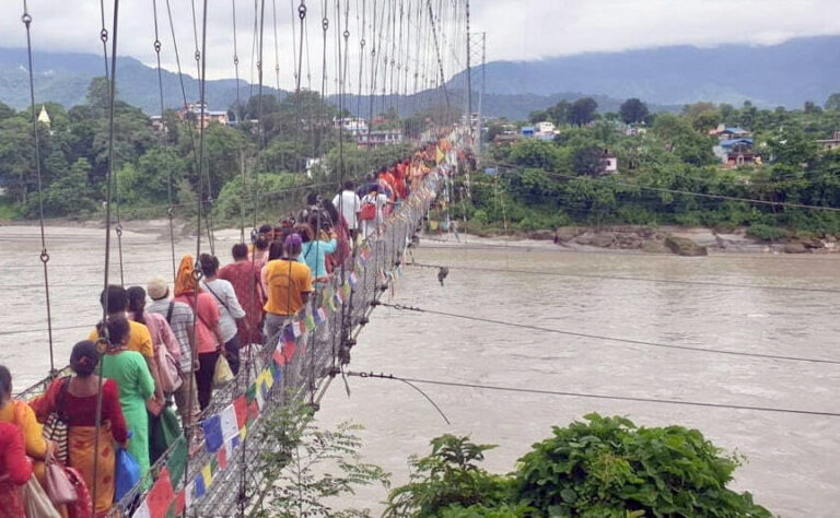चितवन र तनहुँको देवघाटधामलाई जोड्ने झोलुङ्गे पुल जीर्ण : शतबीज  छर्न आउने भक्तजनलाई समस्या
