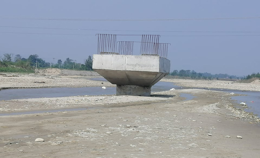 माडी–ठोरी सडक खण्डको बर्षौ अलपत्र पुलको ठेक्का तोडियो