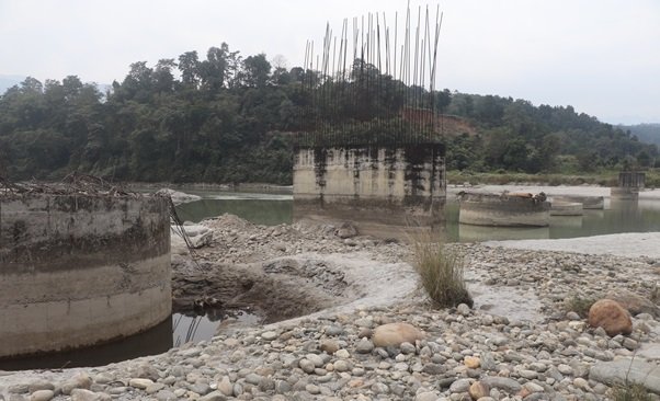 स्थानीयवासीको जिज्ञासा : लम्सुवाघाट पक्की  पुल १५ वर्षसम्म किन बनेन ?