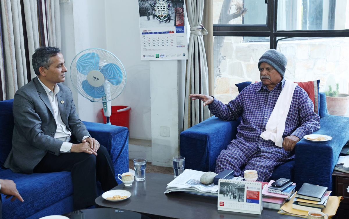 निर्वाचन तयारीबारे पूर्वराष्ट्रपति यादवसँग गृहमन्त्री अर्यालको संवाद