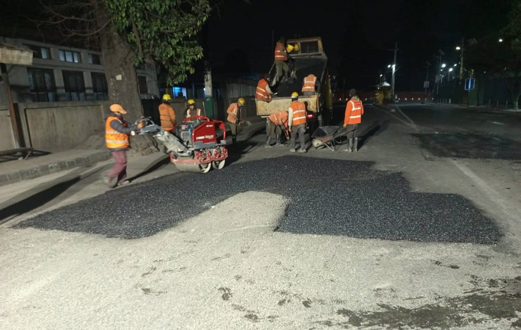 हिउँदमै पुर्न थालियो काठमाडौंमा सडकका खाल्डा