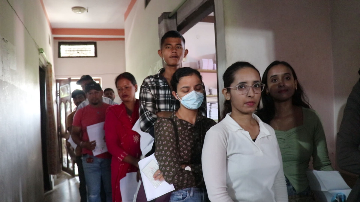 रुपन्देहीमा मतदाता नामावलीमा नाम दर्ता गराउनेको भीड
