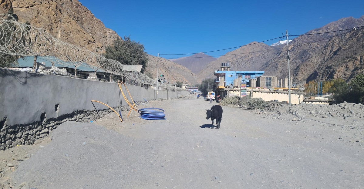 कोबाङ–जोमसोम सडक आठ वर्षदेखि अलपत्र