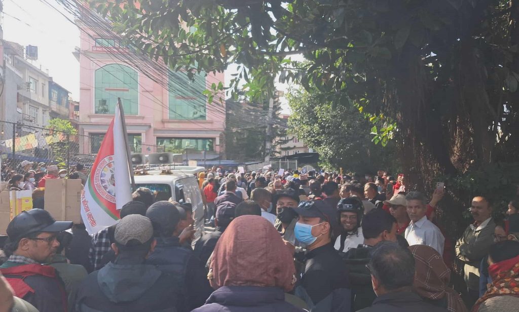 पीडितले गरे समस्याग्रस्त सहकारी समितिको गेट तोडफोड