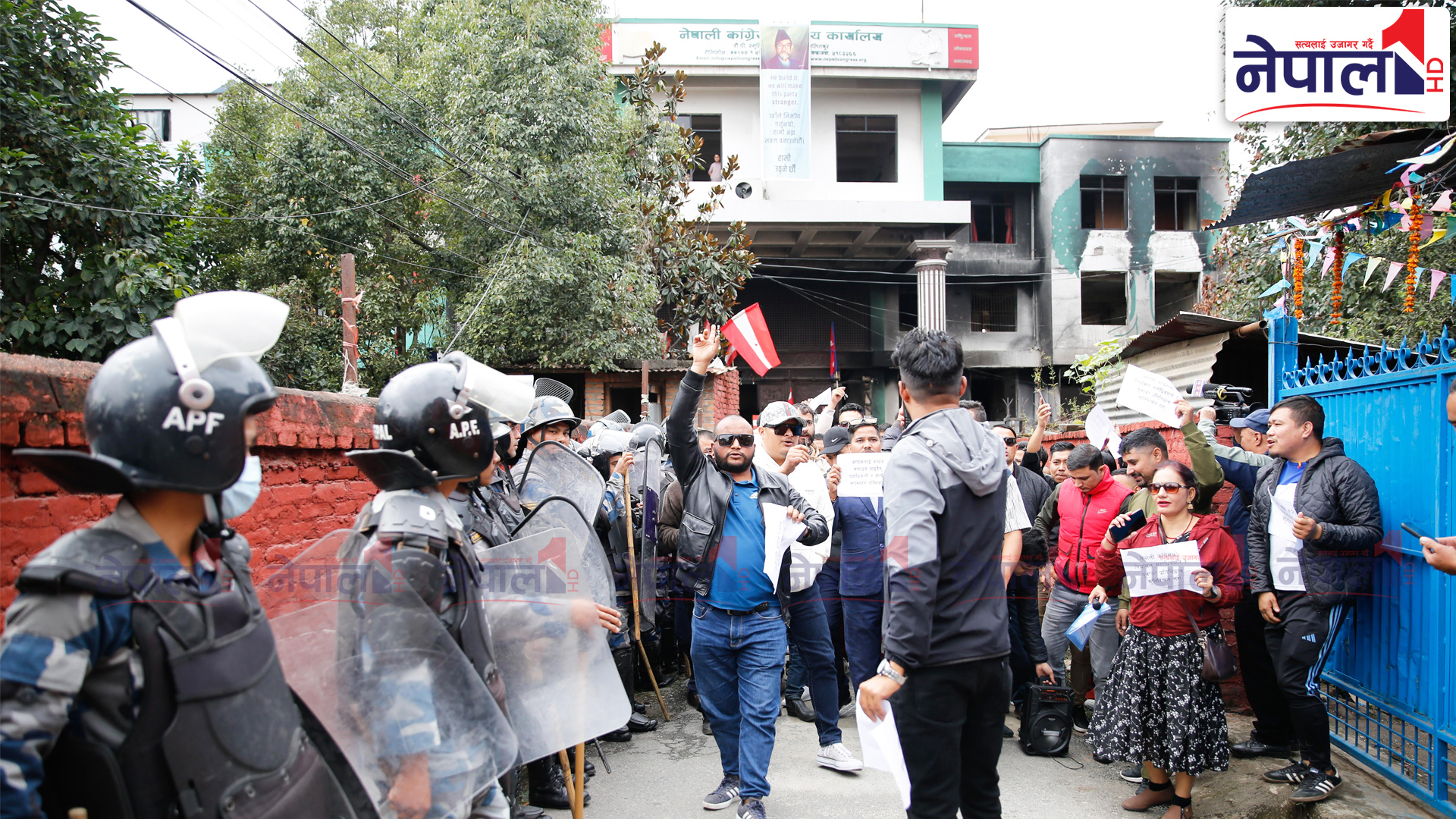 कांग्रेस मुख्यालय सानेपामा नाराबाजीपछि युवाको तालाबन्दी {तस्वीरहरु}