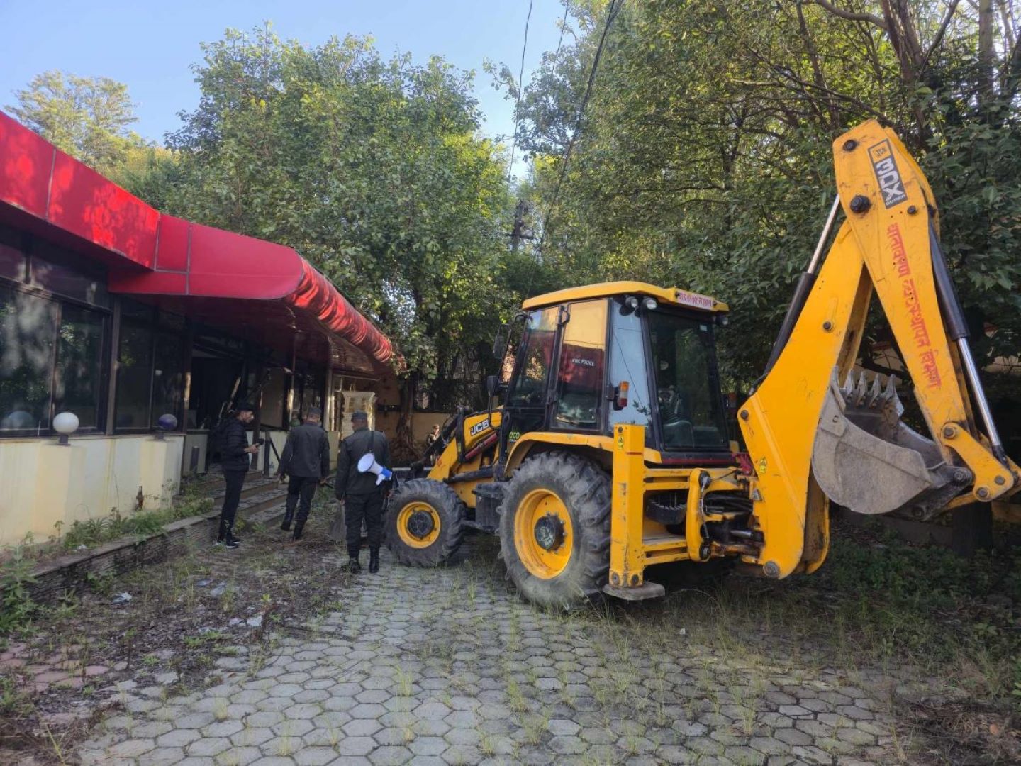 पूर्वमन्त्री खड्काले स्काउटको जग्गामा बनाएको संरचनामा चल्यो महानगरको डोजर