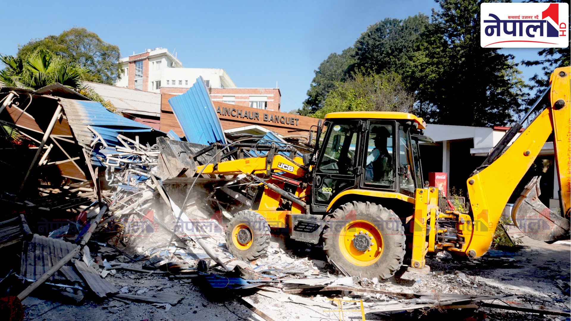 पूर्व मन्त्री खड्काले स्काउटको जग्गामा बनाएका संरचनामा यसरी चल्यो डोजर (तस्वीरहरु)