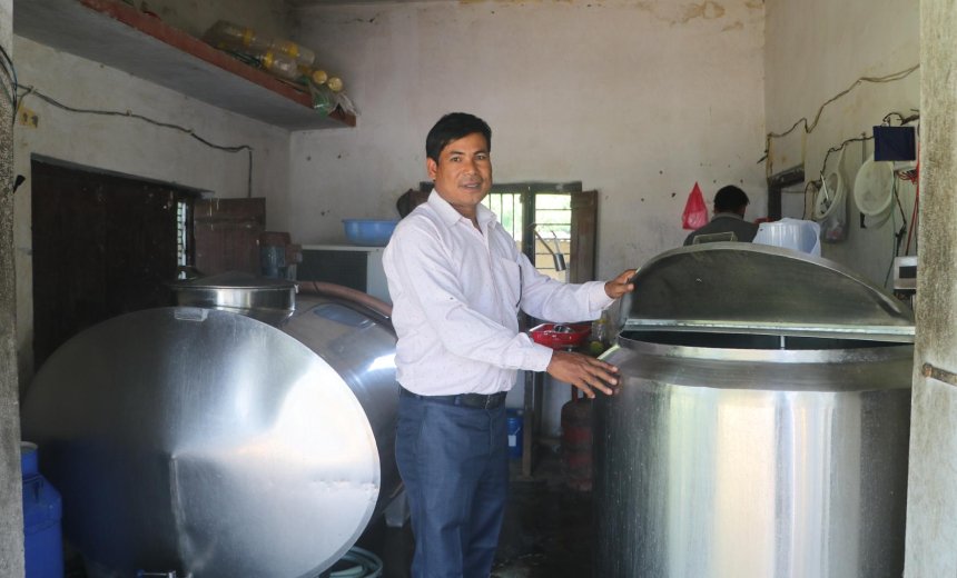दूध बिक्रीबाट वार्षिक १३ लाख आम्दानी गर्दै कञ्चनपुरका राना