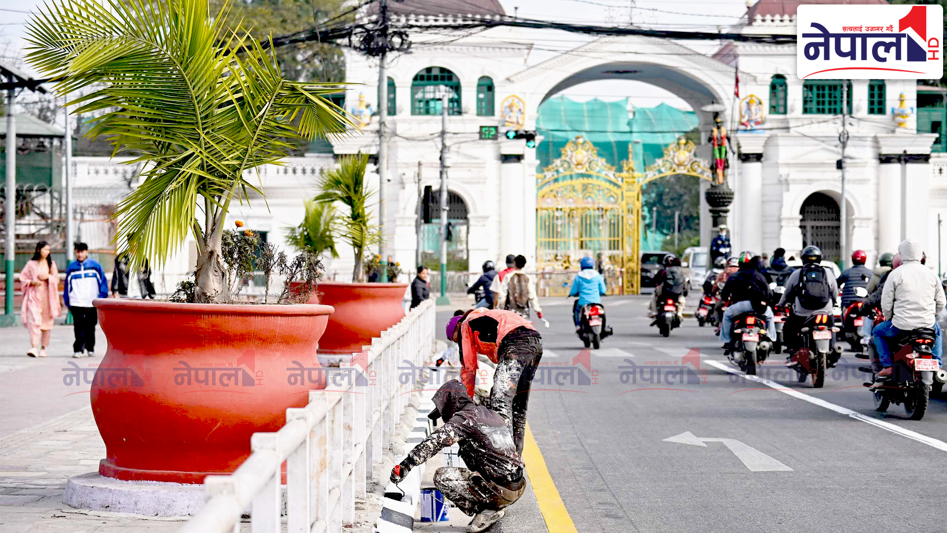 सिंहदरबार क्षेत्रमा सडक रङरोगन सुरु {तस्वीरहरु}