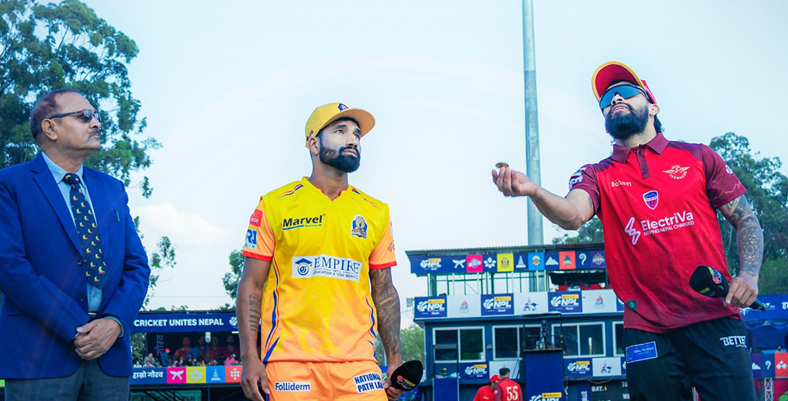 सुदूरपश्चिमविरुद्ध पोखरा–टस जितेर पहिला फिल्डिङ गर्दै