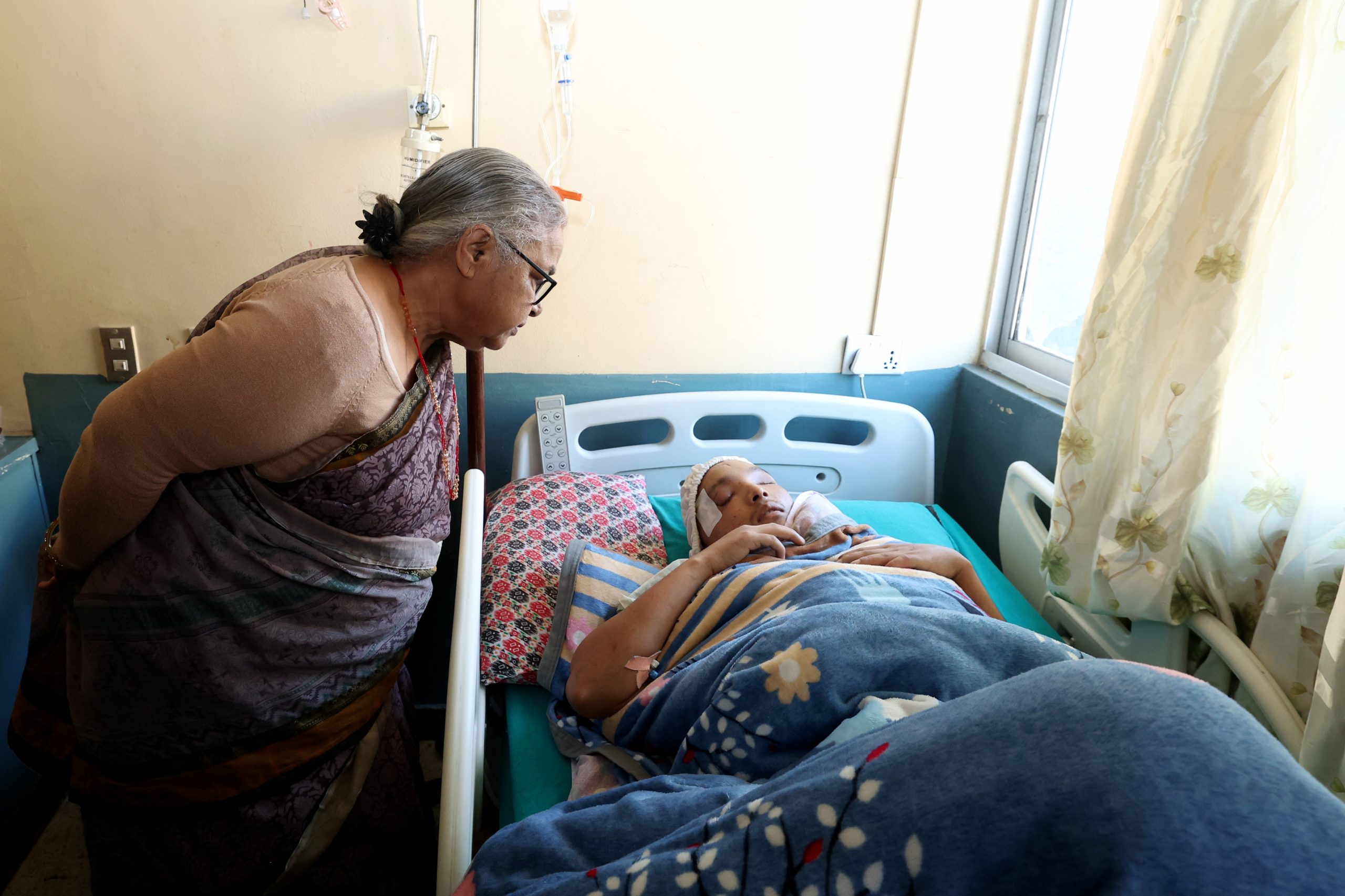 ‘जेनजी’ प्रदर्शनमा दुवै आँखा गुमाएका सन्तोष बोहरासँग प्रधानमन्त्री कार्कीको भेट