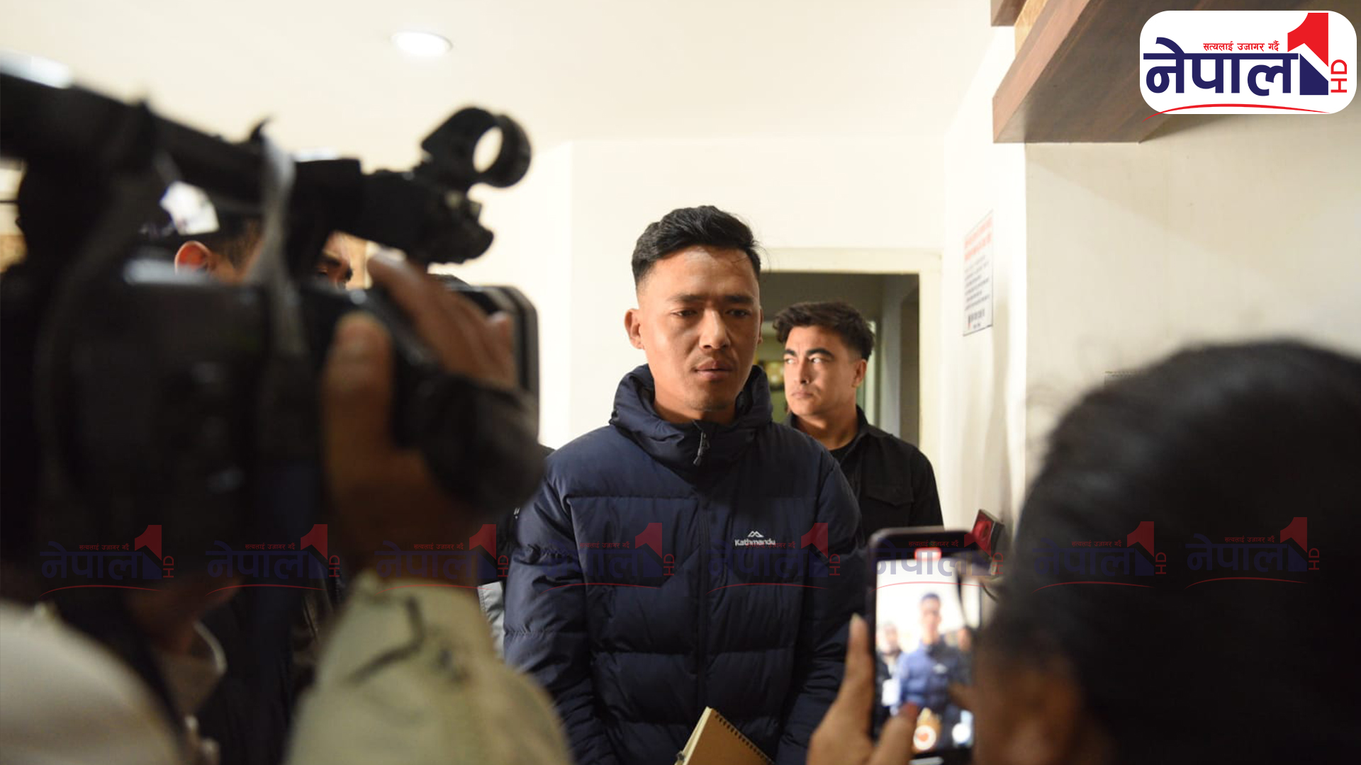 एन्फासँग वार्ता गर्न पुगे खेलाडी,  प्रत्यक्ष प्रसारण गर्नुपर्ने अडान (तस्बिरहरू)