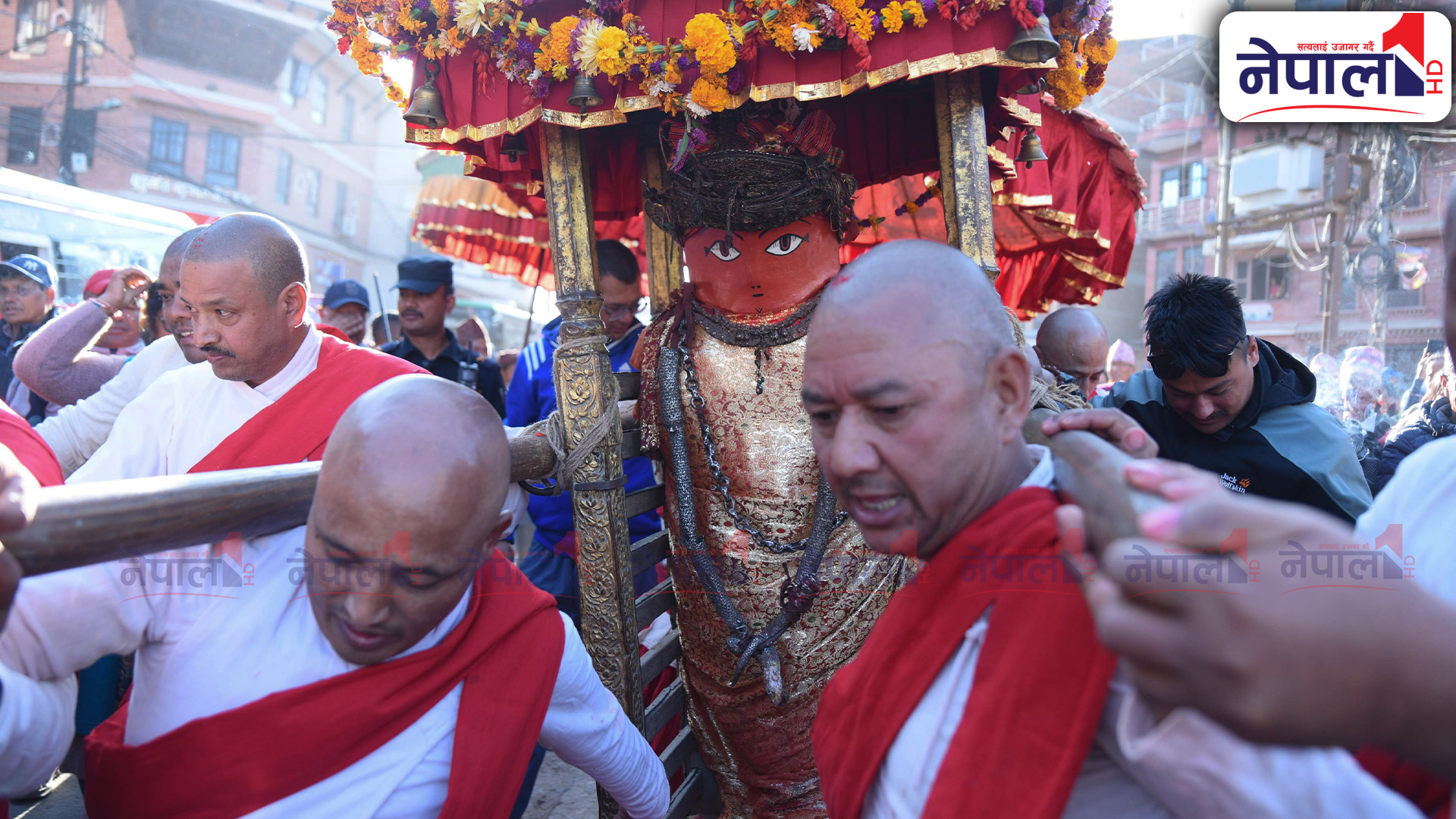 रातो मच्छिन्द्रनाथलाई बुङ्मतीबाट आज पाटनको तःबहाल मन्दिर ल्याइयो
