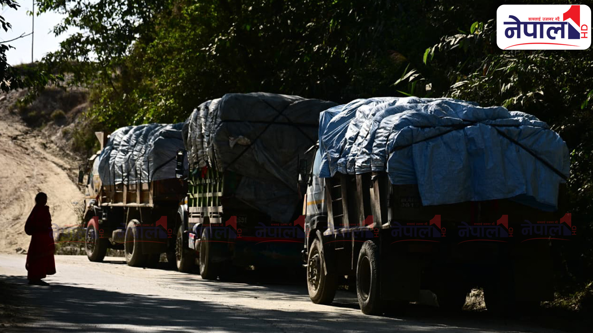 फेरि रोकिए बञ्चरेडाँडामा फोहोर बोकेका गाडी (तस्बिरहरू)