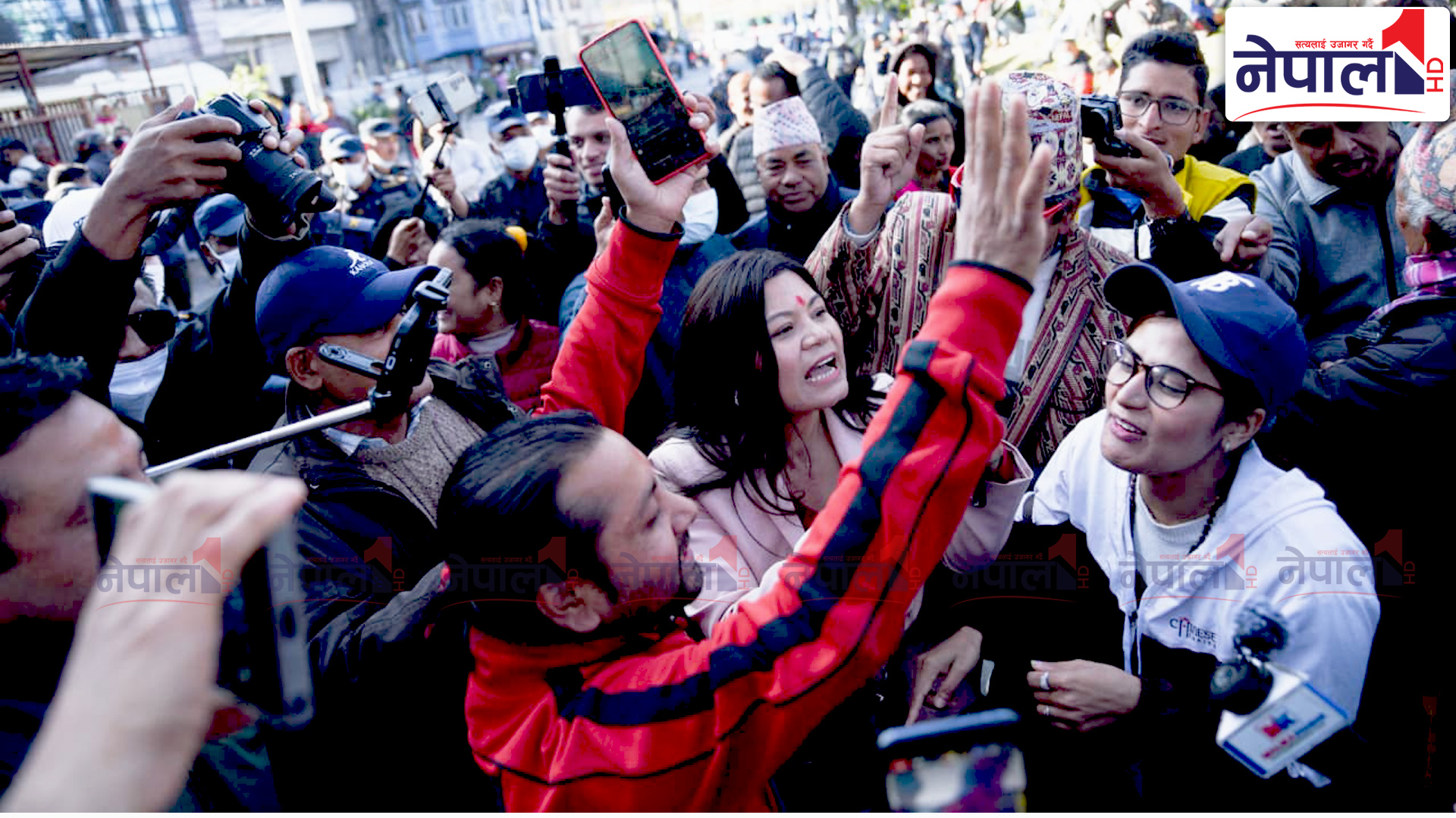 माइतीघरमा जेनजी घाइते र राजावादीबीच ‘लफडा’ (तस्बिरहरू)