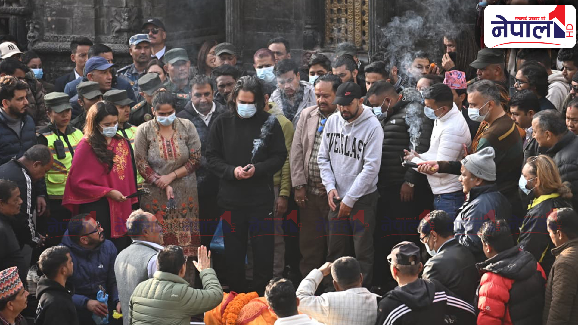 भावविह्वल बने बालेन पिताको अन्त्येष्टिमा (तस्बिरहरु)