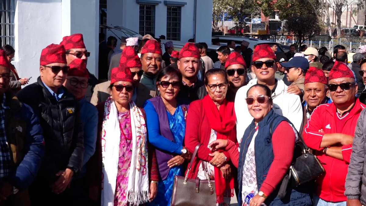 एमाले महाधिवेशन प्रतिनिधिहरु सूर्यअंकित रातो ढाका टोपीमा सजिए