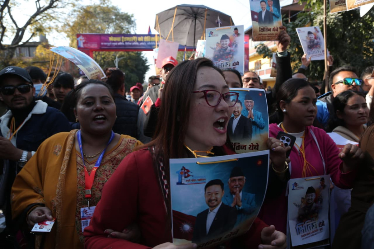 एमाले महाधिवेशनमा मतदानअघि भोट माग्दै नेता-कार्यकर्ता