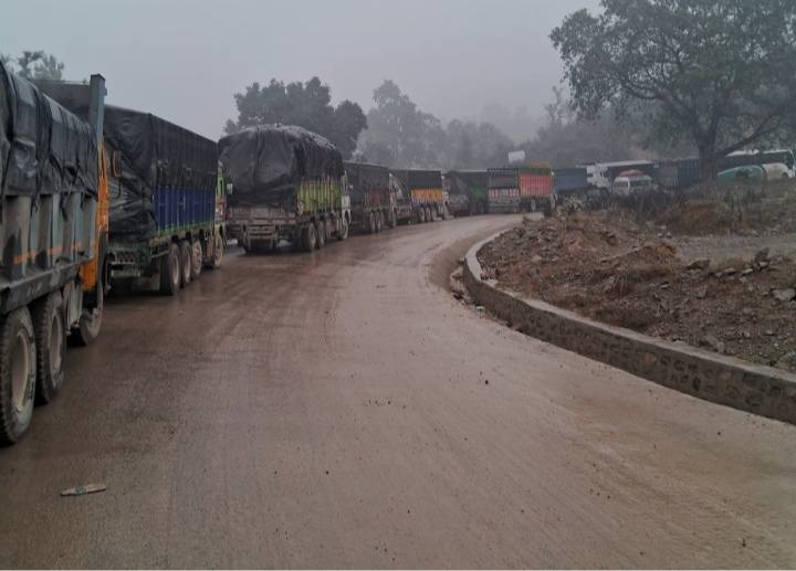 शितलहरका कारण  नारायणघाट–बुटवल सडक खण्डको दाउन्ने क्षेत्रमा  खण्डमा समस्या