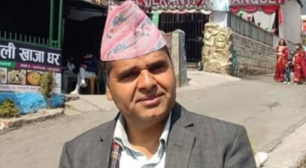 उपकुलपतिलाई कार्यकक्षमै दलियो मोसो