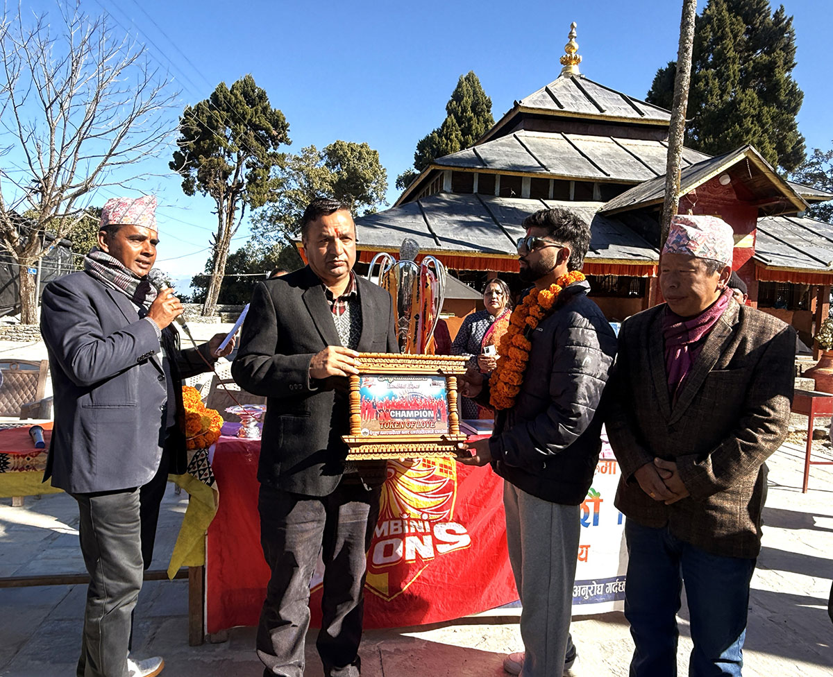 एनपिएल ट्रफीसहितको टोली सम्मानित