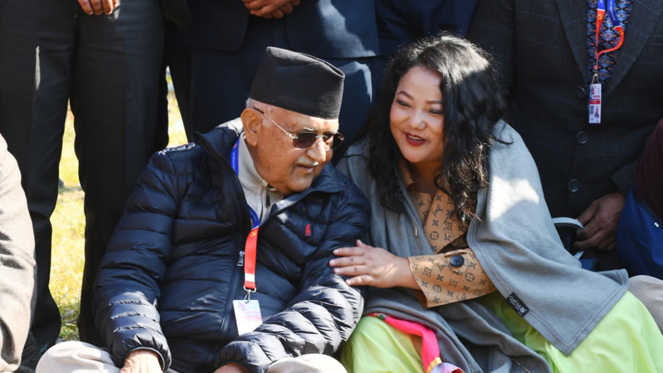 एमालेको समर्थनमा खुलेकी ज्योतिको ओलीसँग ‘फोटोसुट’