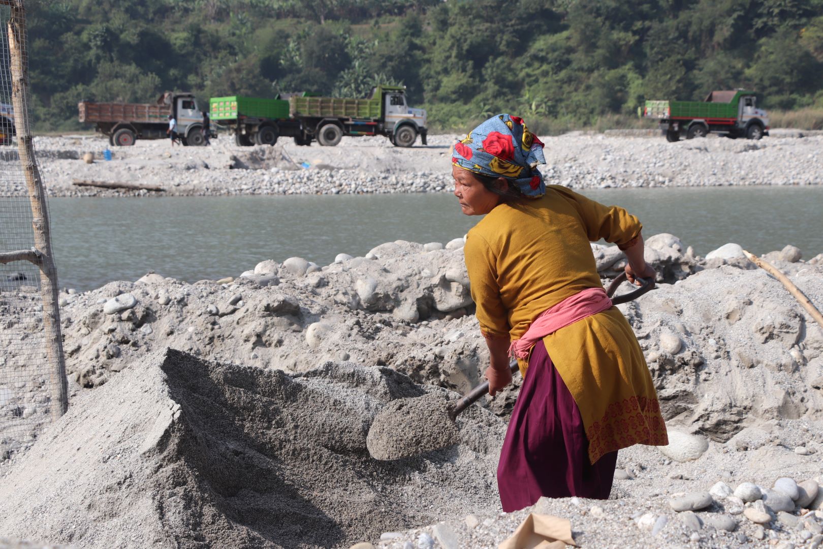 ‘त्रिशूलीको किनारमा बालुवा चाल्नेहरू ’