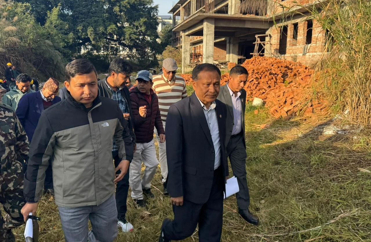 मन्त्री घिसिङले गरे पोखरा स्वास्थ्य विज्ञान प्रतिष्ठानको भवन निरीक्षण, ठेकेदारलाई कारवाहीको चेतावनी