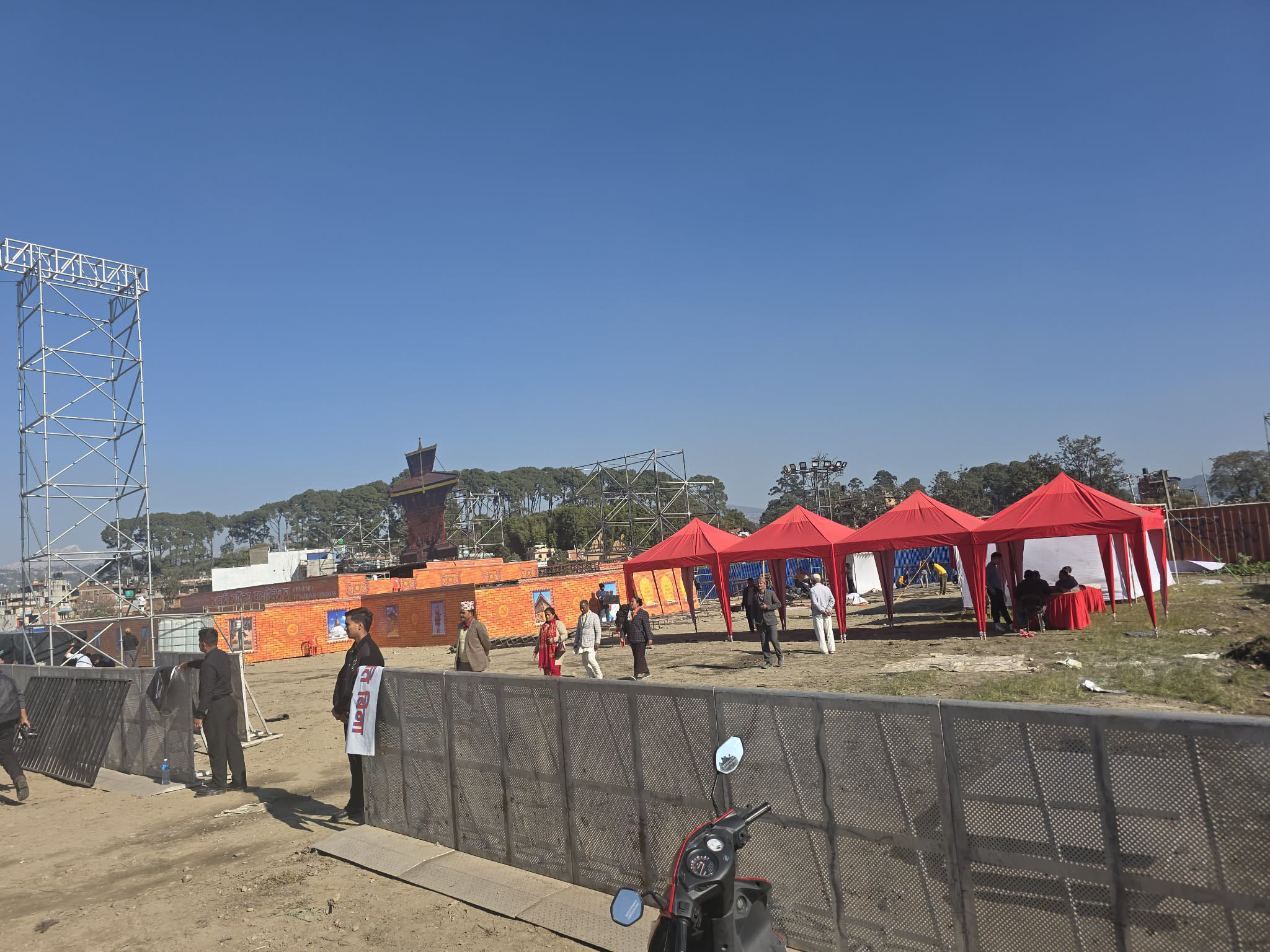 एमाले महाधिवेशनः प्रतिनिधिलाई भोटिङ मेसिनमा नमूना मतदान अभ्यास