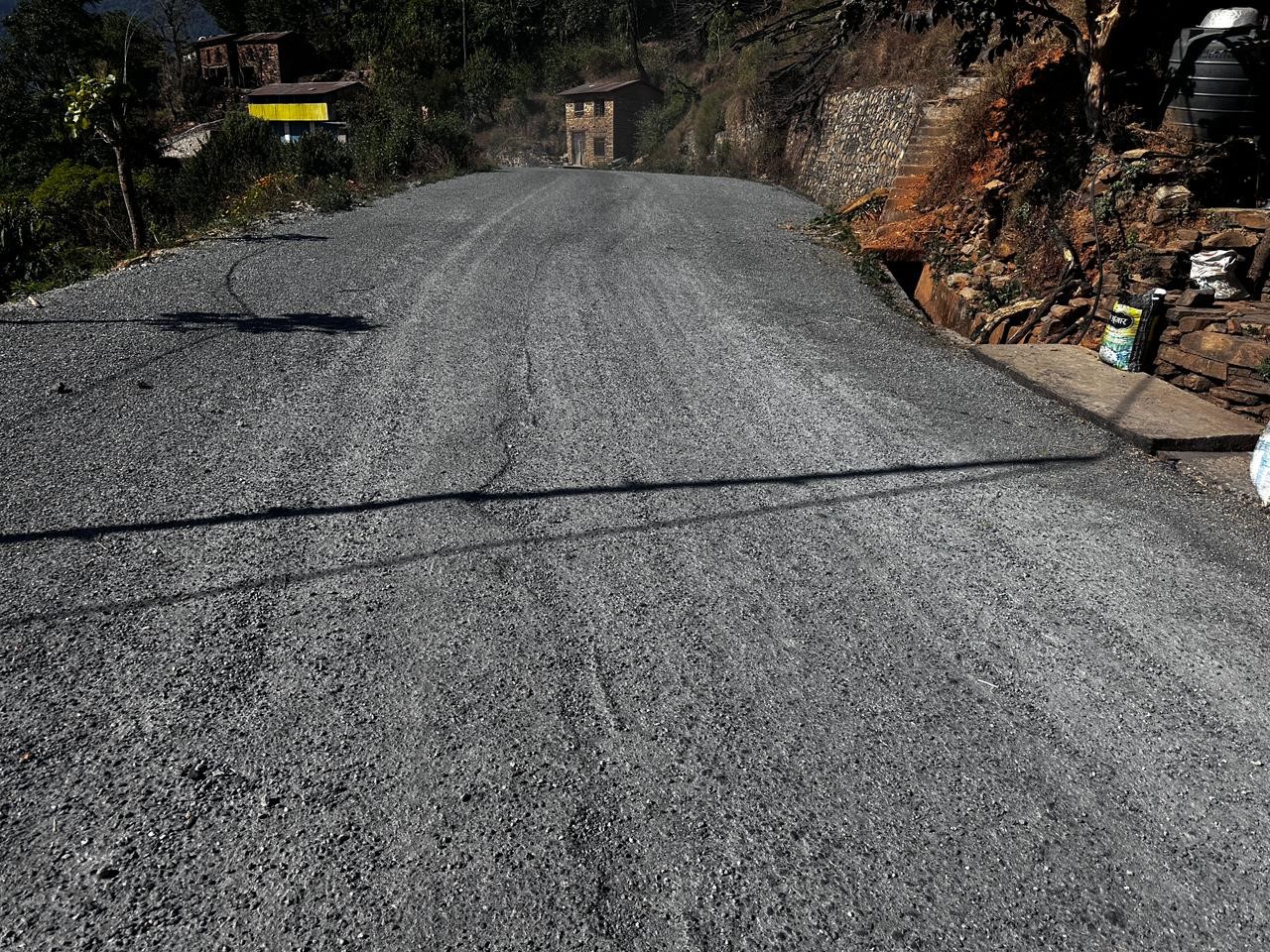 रत्नेचौर–भकुण्डे सडकः योजना पुरा नहुँदै कालोपत्र सडकमा खाल्डा पर्न थाल्यो