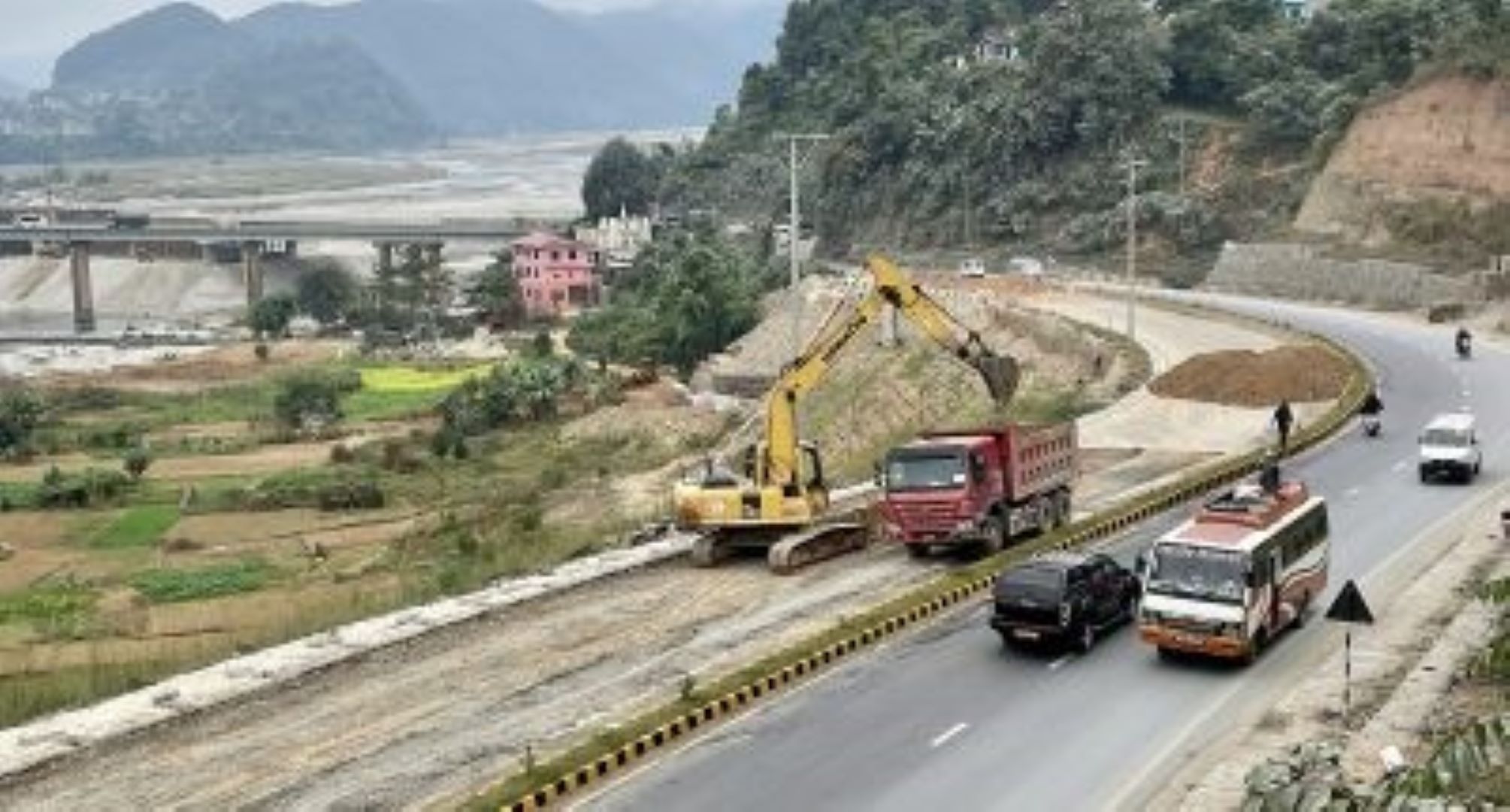 भाँसिएको चार महिनापछि मुग्लिन–पोखरा सडक मर्मत सुरु