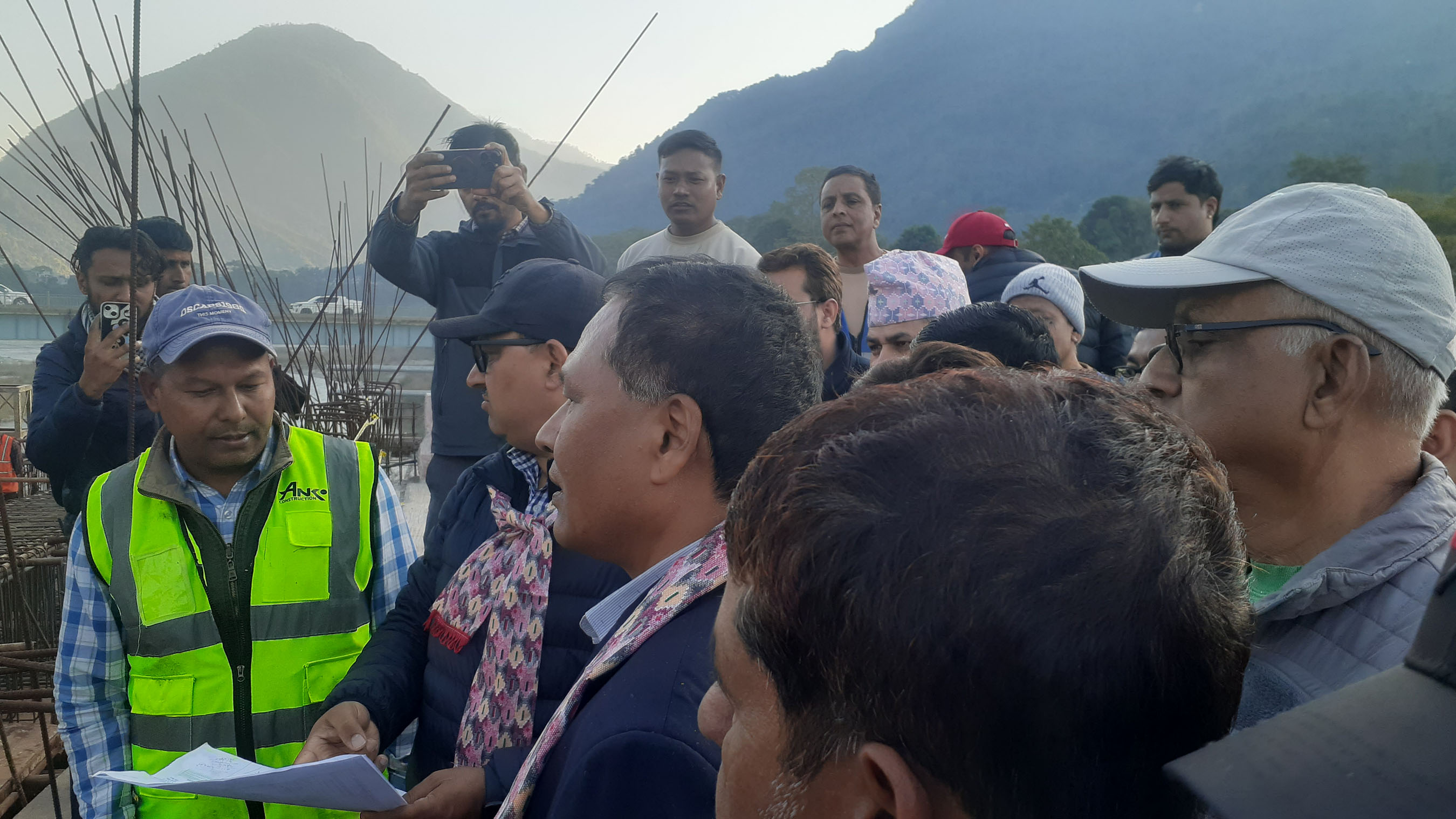 मन्त्री घिसिङद्वारा निर्माणाधीन चार लेनको पुलको निरीक्षण