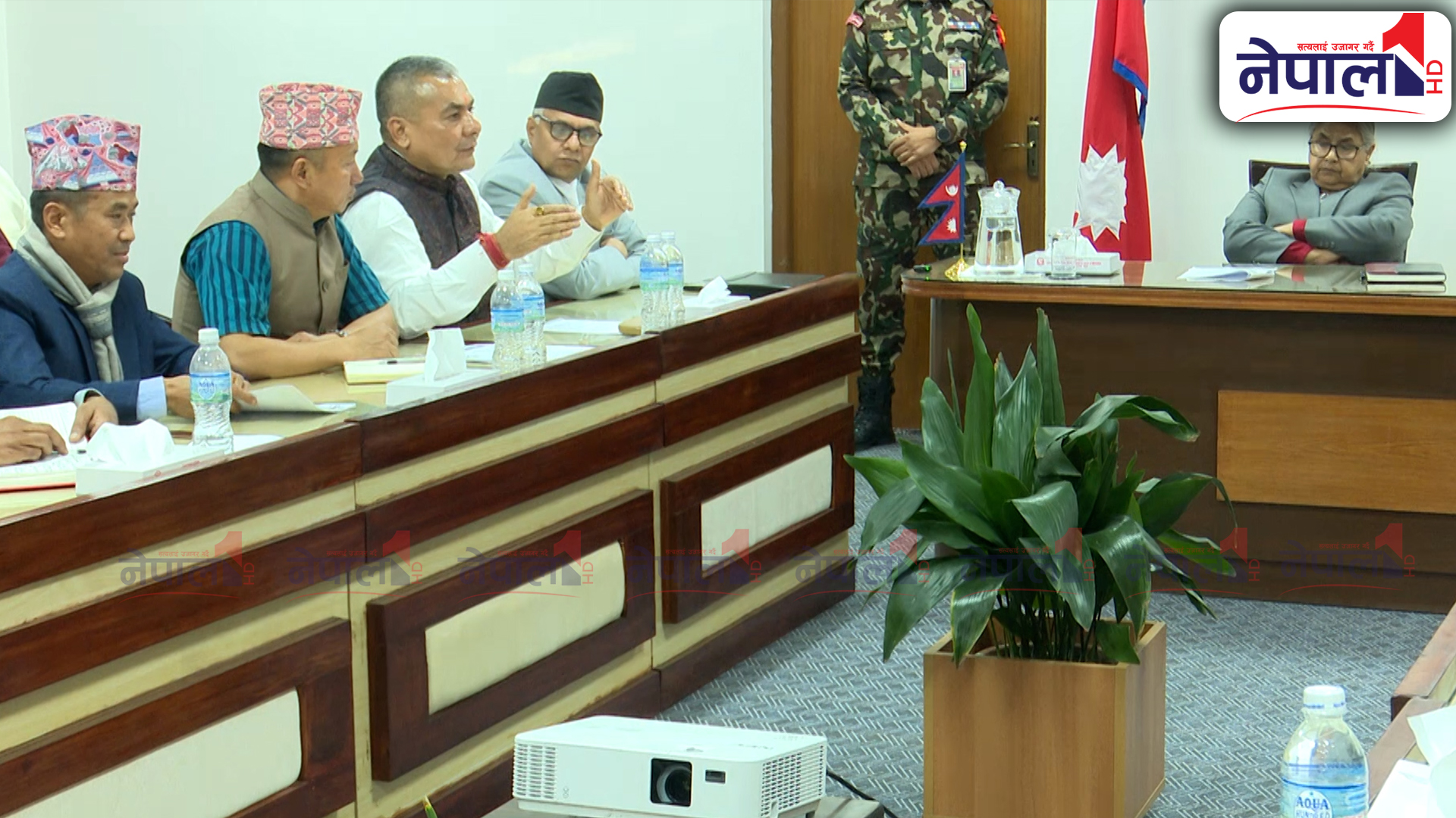 प्रधानमन्त्री कार्कीसँग ‘सरी’ माग्दै दुर्गा प्रसाईंले भने, ‘तपाईं माता हो’