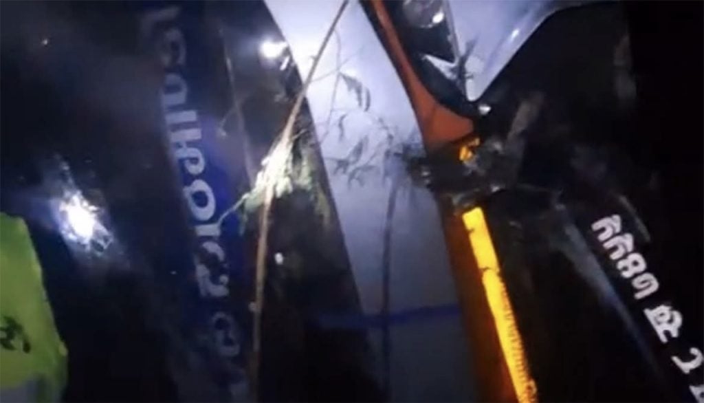 डडेलधुराबाट काठमाडौं आउँदै गरेको बस पुलबाट खस्यो, २२ यात्री घाइते