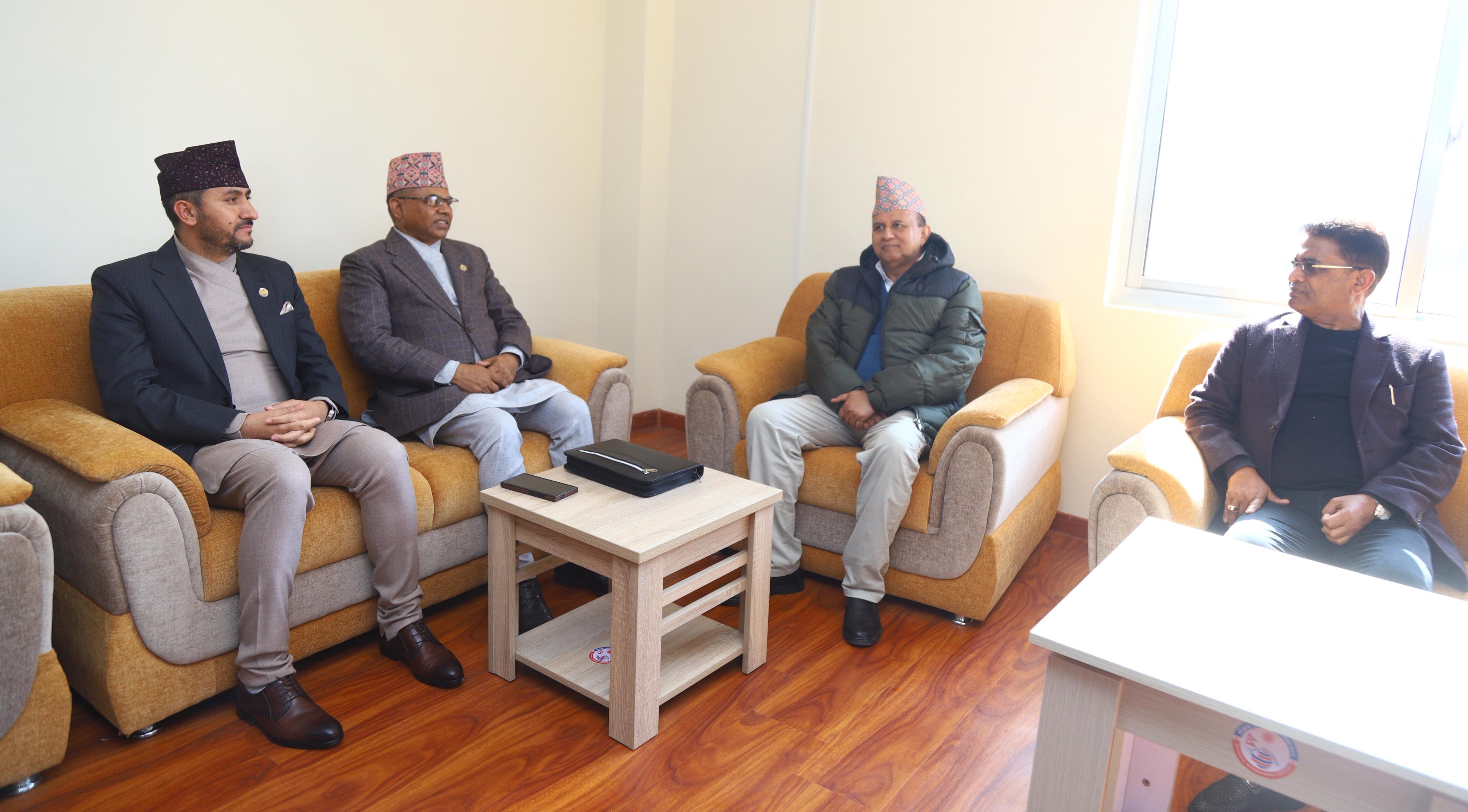 च्यासल पुगेका सरकारका प्रवक्तासँग स्थानहद र निर्वाचनको गाँठोबारे संवाद