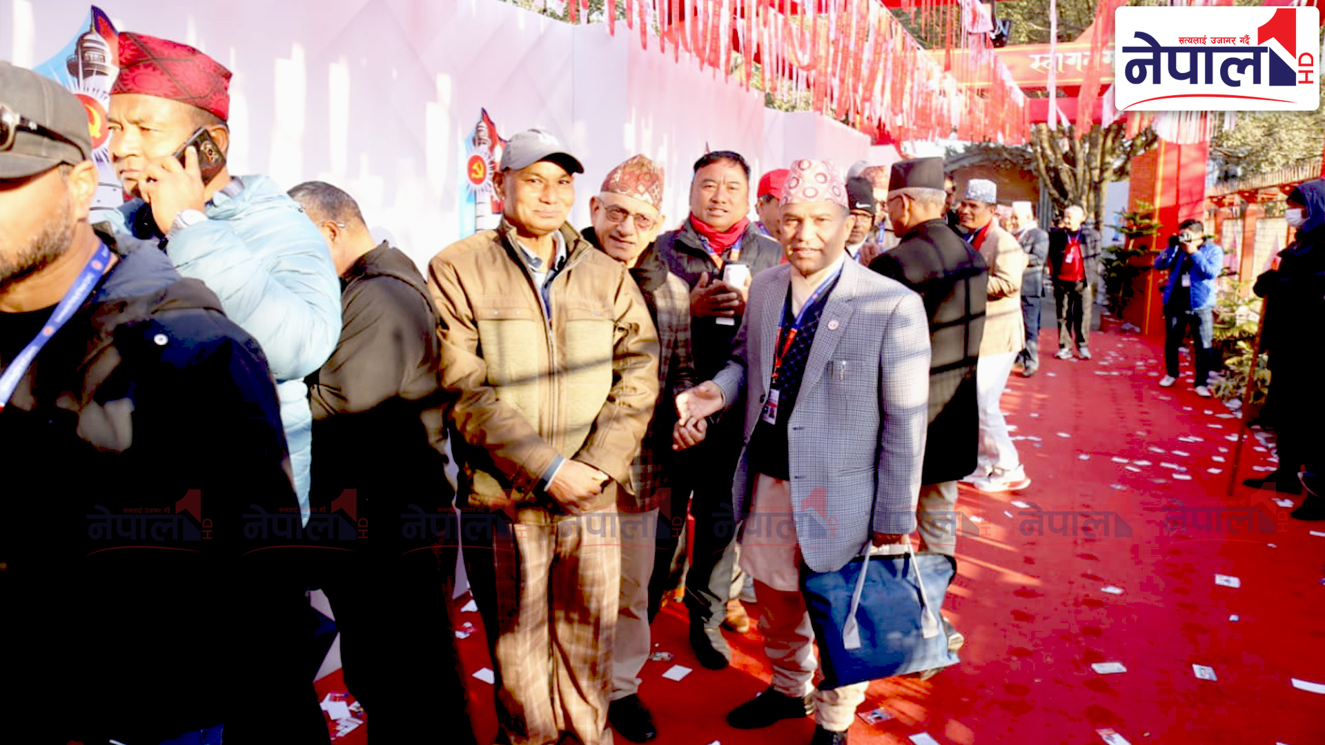 एमाले महाधिवेशन : मतदानका लागि उम्मेदवार र प्रतिनिधि लाइनमा (तस्वीरहरू)