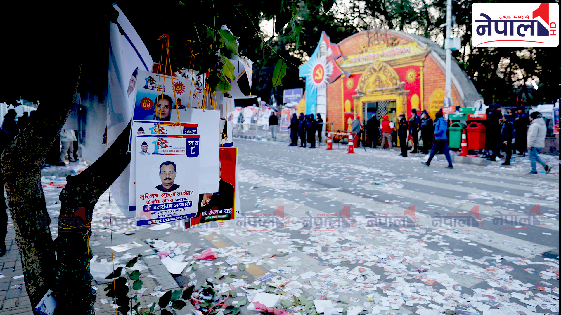 एमालेको प्रचार सामग्रीले कुरूप बन्यो भृकुटीमण्डप क्षेत्र {तस्वीरहरू}